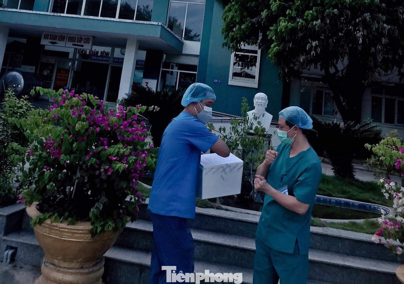 Tháng 8/2020, Ngân hàng sữa mẹ từng cung cấp sữa cho con của một bệnh nhân COVID-19 tại Bệnh viện dã chiến Hòa Vang. Sữa được vận chuyển bằng xe cứu thương để kịp cho em bé có bữa ăn đầu đời. Trong ảnh, bác sĩ tại bệnh viện Hòa Vang tiếp nhận sữa, đi theo phân luồng riêng vào phòng điều trị. Ảnh: BVCC. Tháng 8/2020, Ngân hàng sữa mẹ từng cung cấp sữa cho con của một bệnh nhân COVID-19 tại Bệnh viện dã chiến Hòa Vang. Sữa được vận chuyển bằng xe cứu thương để kịp cho em bé có bữa ăn đầu đời. Trong ảnh, bác sĩ tại bệnh viện Hòa Vang tiếp nhận sữa, đi theo phân luồng riêng vào phòng điều trị. Ảnh: BVCC.