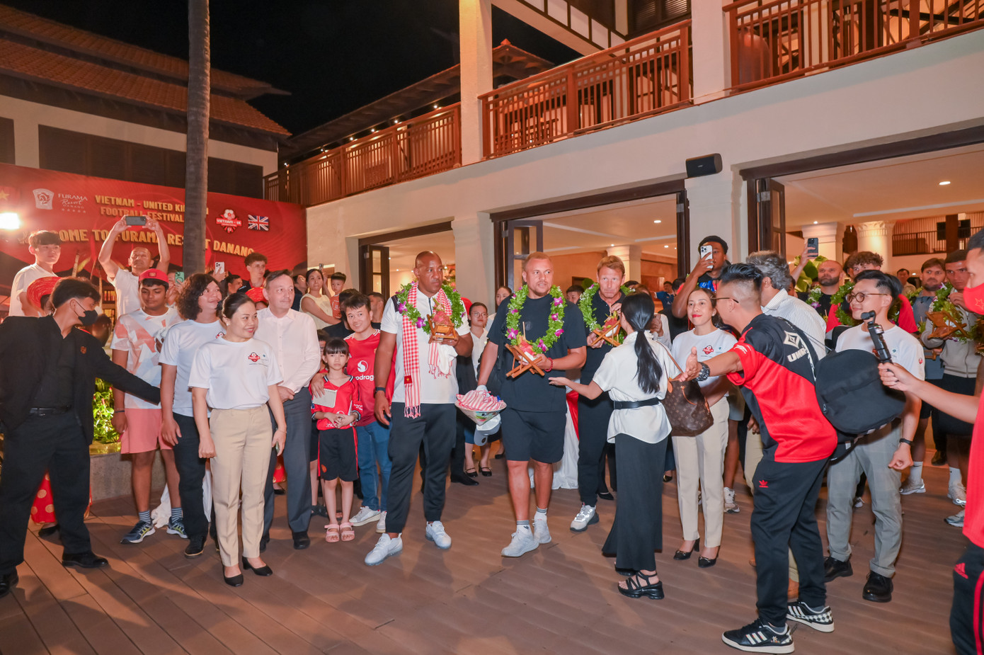 Các cầu thủ được đón chào nồng nhiệt khi tới Đà Nẵng.