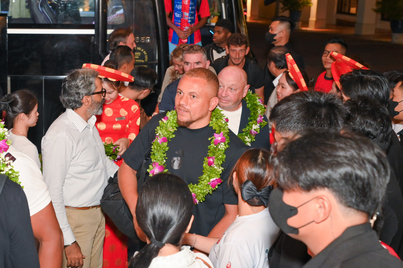 Ngay sau khi xuống sân bay, các cầu thủ di chuyển về khách sạn. Trong ảnh: Cầu thủ huyền thoại Wes Brown. Đây là một trong những cầu thủ được người hâm mộ tại Việt Nam và Đà Nẵng nói riêng đón chờ những ngày qua. Brown bắt đầu sự nghiệp của mình tại Old Trafford khi gia nhập đội trẻ Manchester United vào năm 1996. Anh ra mắt trong đội một vào năm 1998 và thường xuyên có mặt trong đội hình ra quân trong mùa giải 1998–99. Sau một năm nghỉ thi đấu do chấn thương, Brown trở lại đội hình chính vào năm 2000. Trong tám năm sau đó, anh giành được nhiều danh hiệu, trong đó có 5 danh hiệu vô địch Premier League, 2 Cúp FA, 2 Cúp Liên đoàn, và 2 giải vô địch Champions League khác.