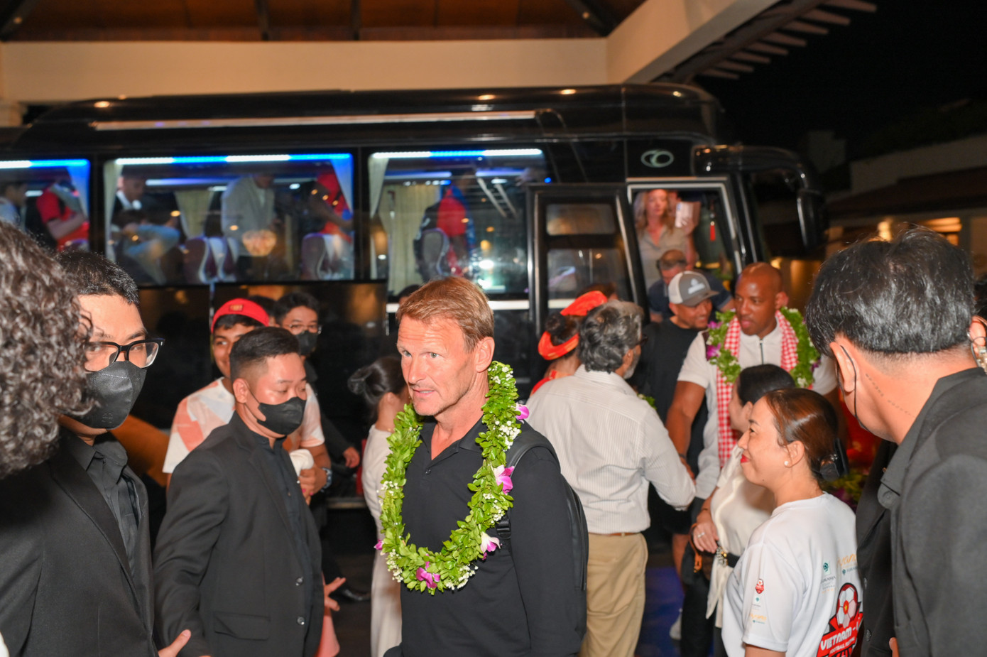 Teddy Sheringham từng là thành viên đội tuyển bóng đá quốc gia Anh, đội trưởng của câu lạc bộ Tottenham Hotspurs và là một trong những cầu thủ của câu lạc bộ Manchester United trong mùa bóng 1998-1999 - mùa bóng lịch sử với 3 chức vô địch Ngoại hạng Anh, cúp FA và UEFA Champions League.