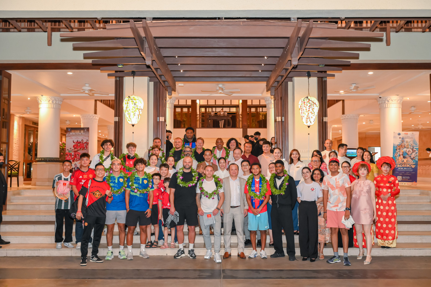 Trong hôm nay (26/6), 4 cầu thủ huyền thoại đình đám: Ryan Giggs, Paul Scholes, Michael Owen, và Dwight Yorke cũng sẽ đến Đà Nẵng và lưu trú tại khách sạn Furama cùng các đồng đội.