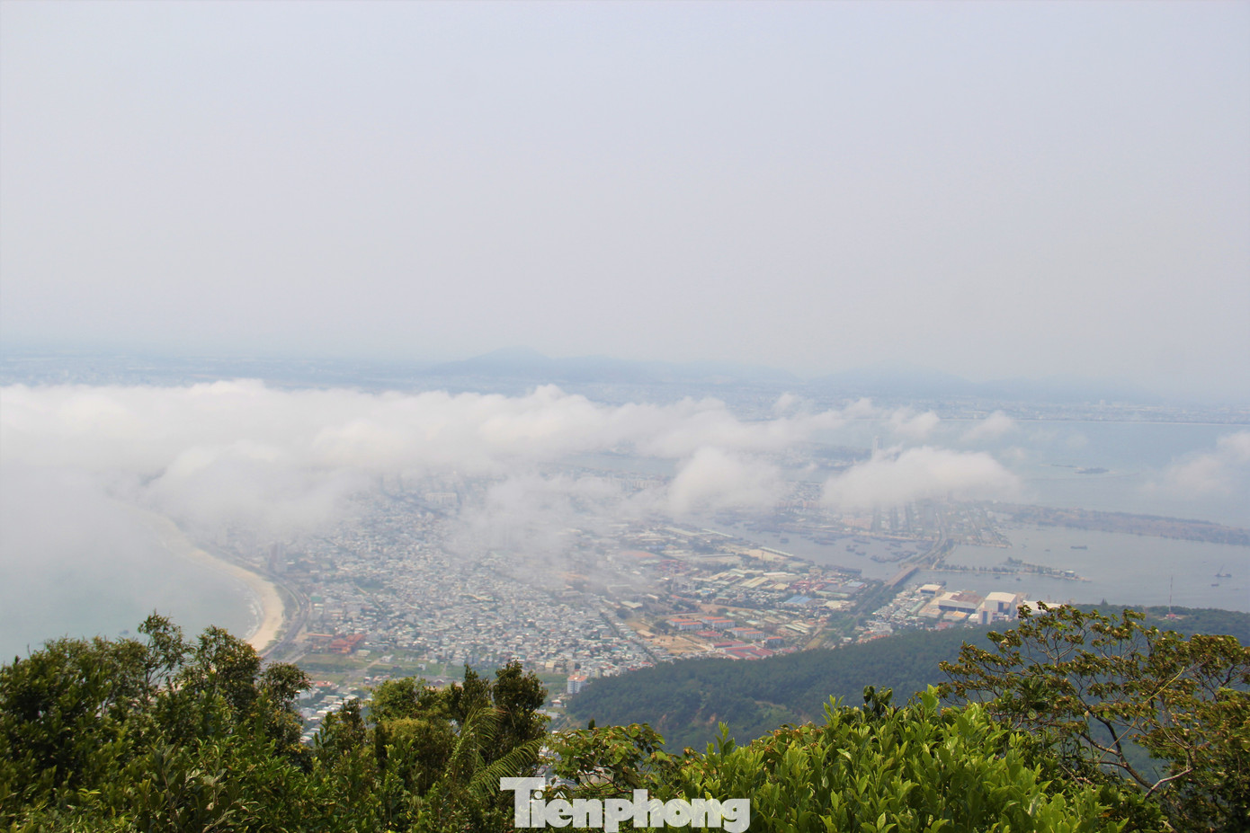 Trước đó, trong chuyến du lịch Đà Nẵng vào đầu tháng 3, tỷ phú Bill Gates cùng bạn gái đã chọn lưu trú tại một khu nghỉ dưỡng trên bán đảo Sơn Trà, sau đó lên đỉnh Bàn Cờ thưởng trà, ngắm cảnh vào chiều tối.