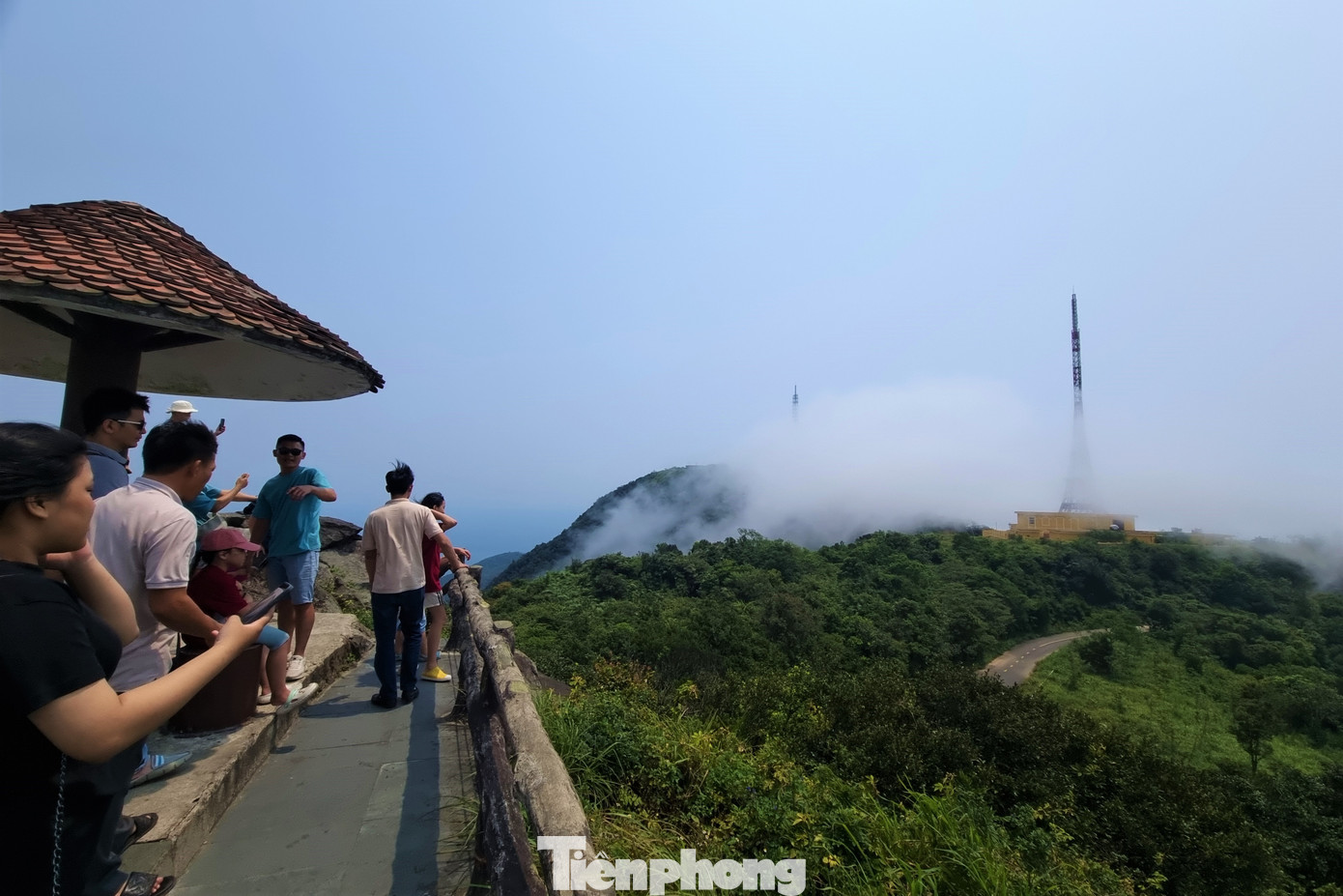 Theo những người dân buôn bán trên đường lên “nóc nhà của Đà Nẵng”, trên đỉnh thường xuyên có mây, nhưng có hôm mây rất dày đặc đến nổi không thể nhìn thấy bất cứ thứ gì xung quanh, đứng xa tầm 10m là không thể thấy nhau.