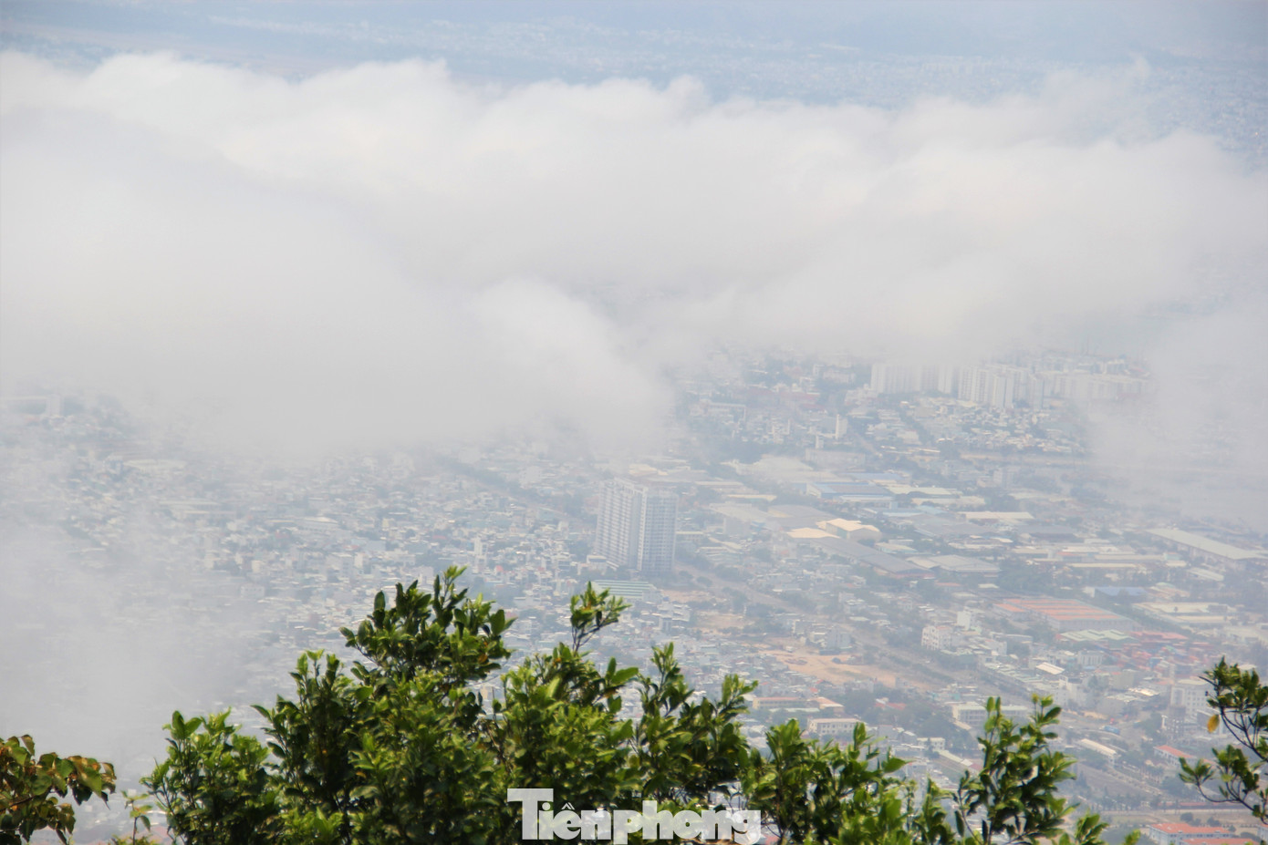 Trước đó, trong chuyến du lịch Đà Nẵng vào đầu tháng 3, tỷ phú Bill Gates cùng bạn gái đã chọn lưu trú tại một khu nghỉ dưỡng trên bán đảo Sơn Trà, sau đó lên đỉnh Bàn Cờ thưởng trà, ngắm cảnh vào chiều tối.