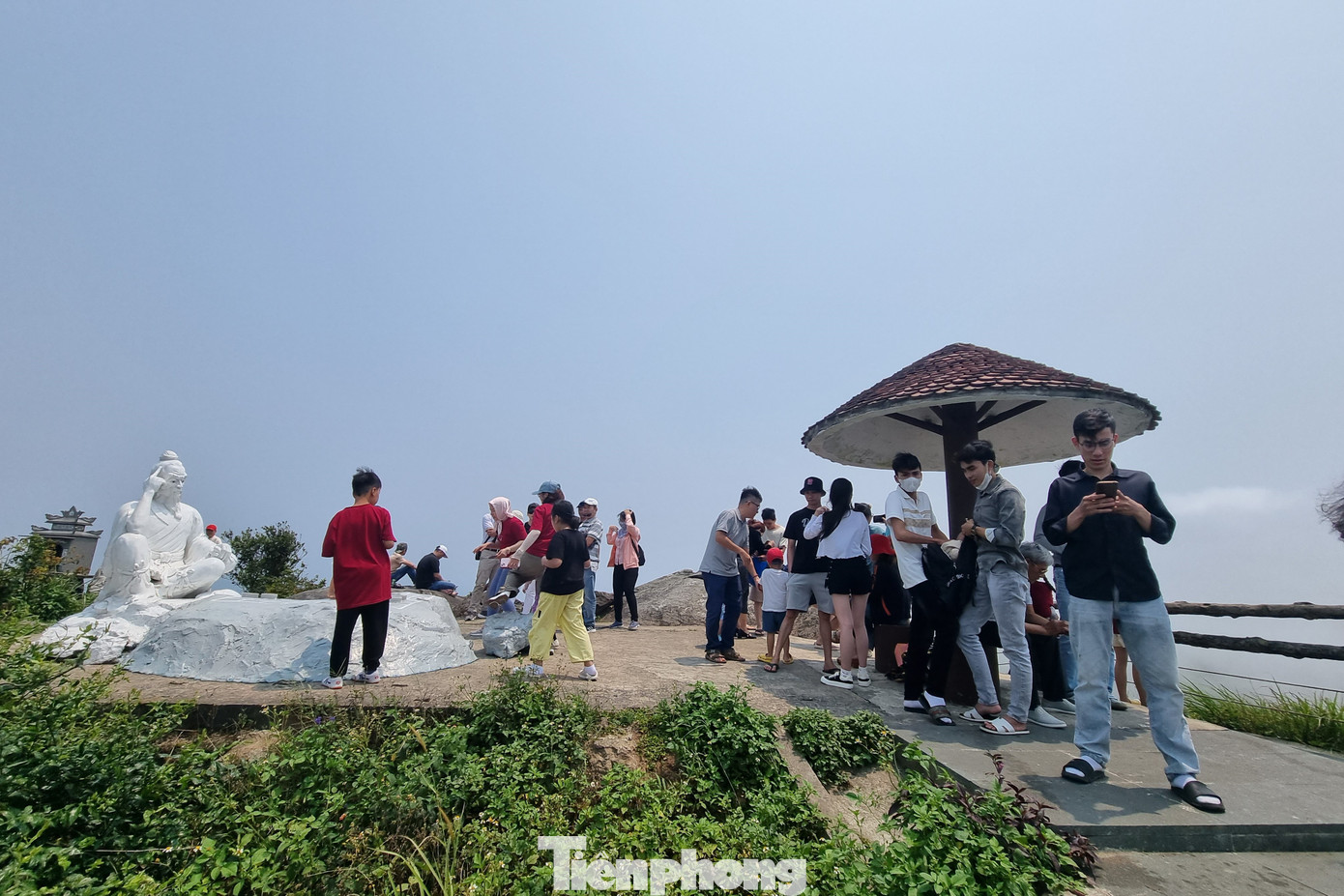 Du khách đông đúc trên đỉnh Bàn Cờ. Từ trung tâm thành phố lên đỉnh Bàn Cờ hơn 10km, phải di chuyển dưới thời tiết nóng bức.