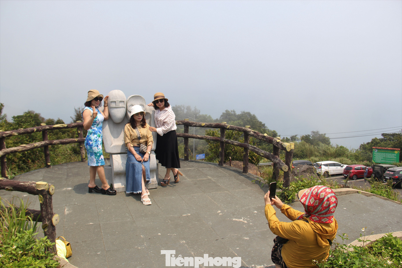 Du khách đông đúc trên đỉnh Bàn Cờ. Từ trung tâm thành phố lên đỉnh Bàn Cờ hơn 10km, phải di chuyển dưới thời tiết nóng bức.