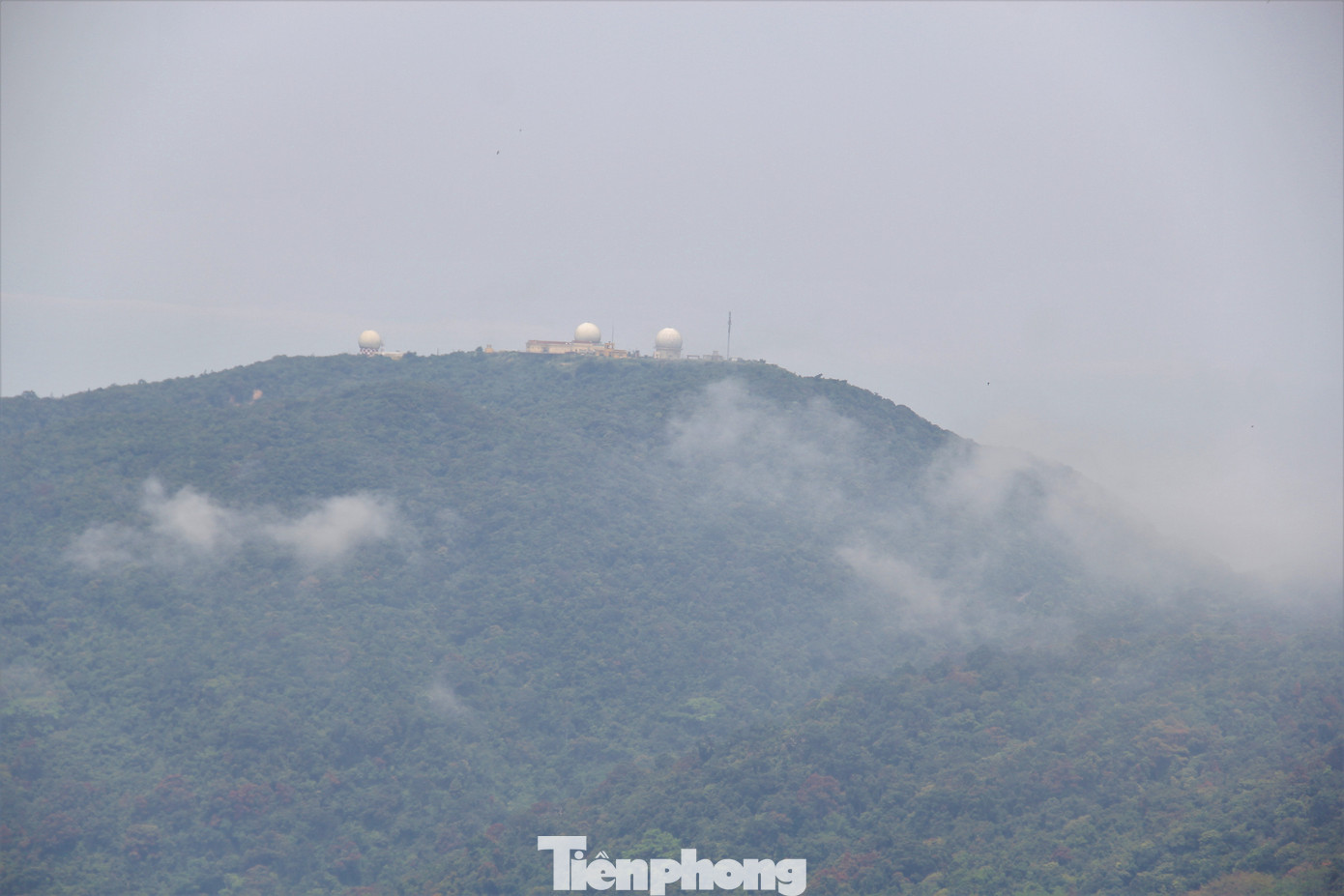 Trạm rada phía xa hiện ra mờ ảo sau màn sương.