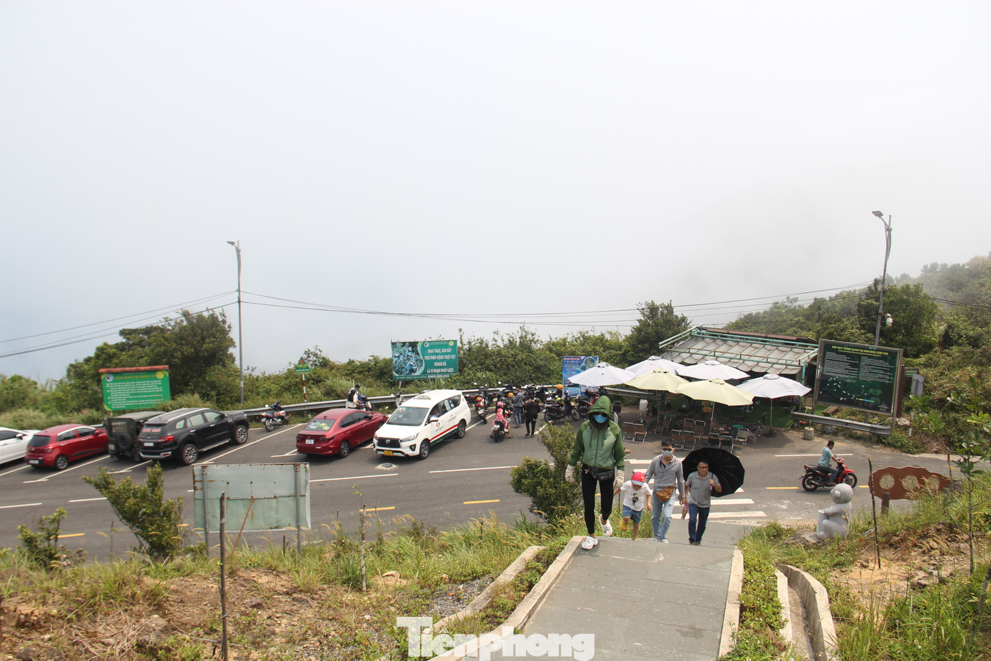 Du khách lên xuống đỉnh Bàn Cờ liên tục.