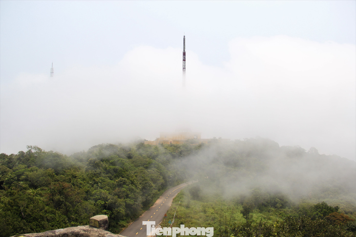 Sương mù vây quanh, khiến cảnh vật xung quanh nhìn không rõ.