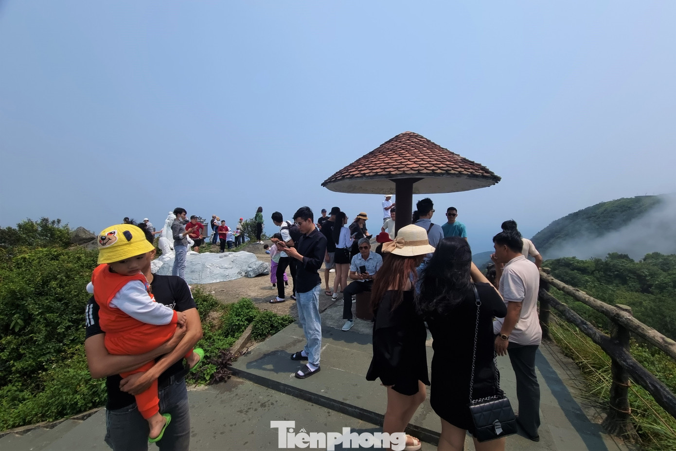 Du khách đông đúc trên đỉnh Bàn Cờ. Từ trung tâm thành phố lên đỉnh Bàn Cờ hơn 10km, phải di chuyển dưới thời tiết nóng bức.