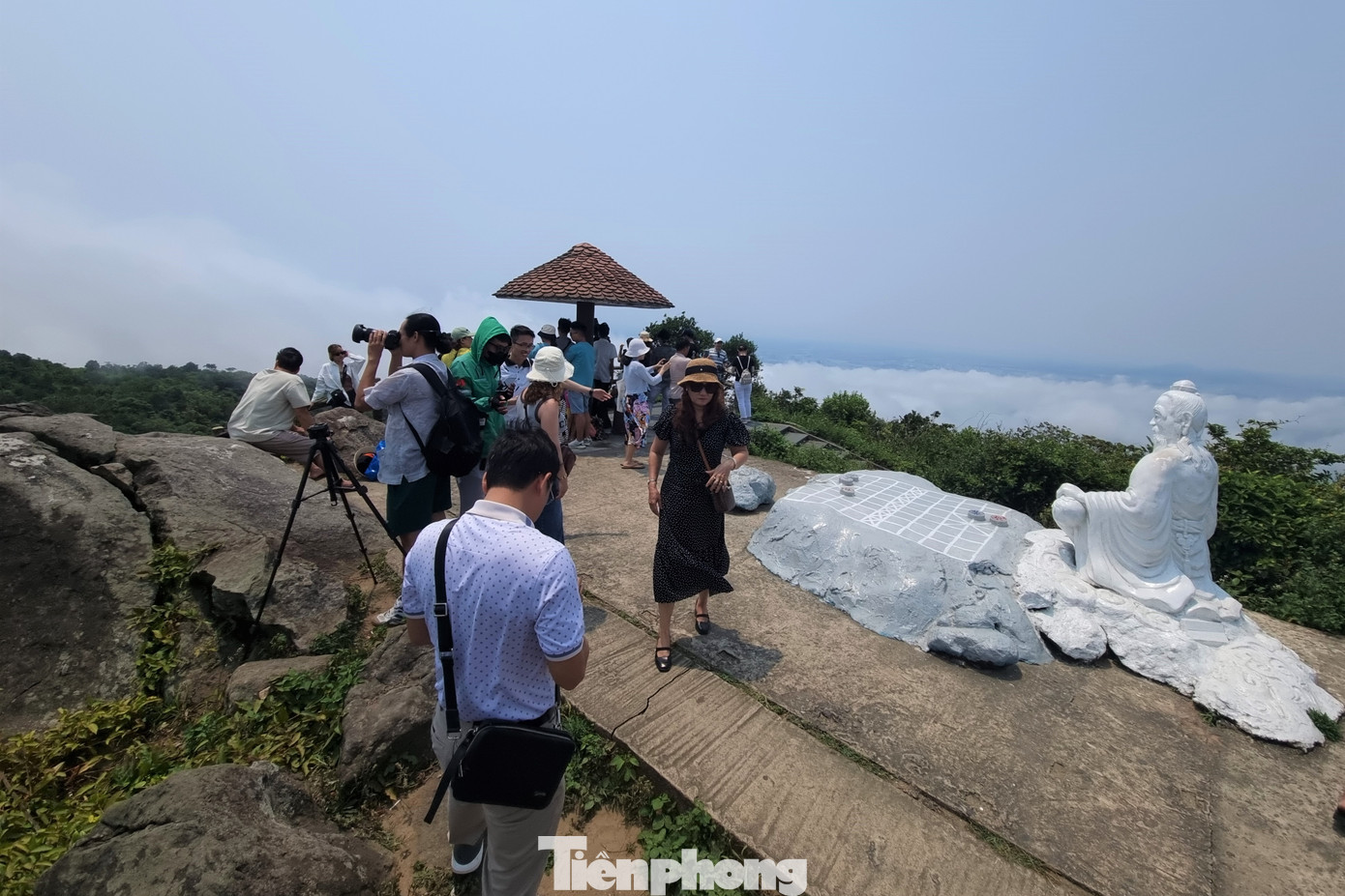Địa điểm được phần lớn du khách lựa chọn là đỉnh Bàn Cờ, nơi có tượng tiên ông ngồi suy ngẫm bên bàn cờ. Ảnh: Thanh Trần.