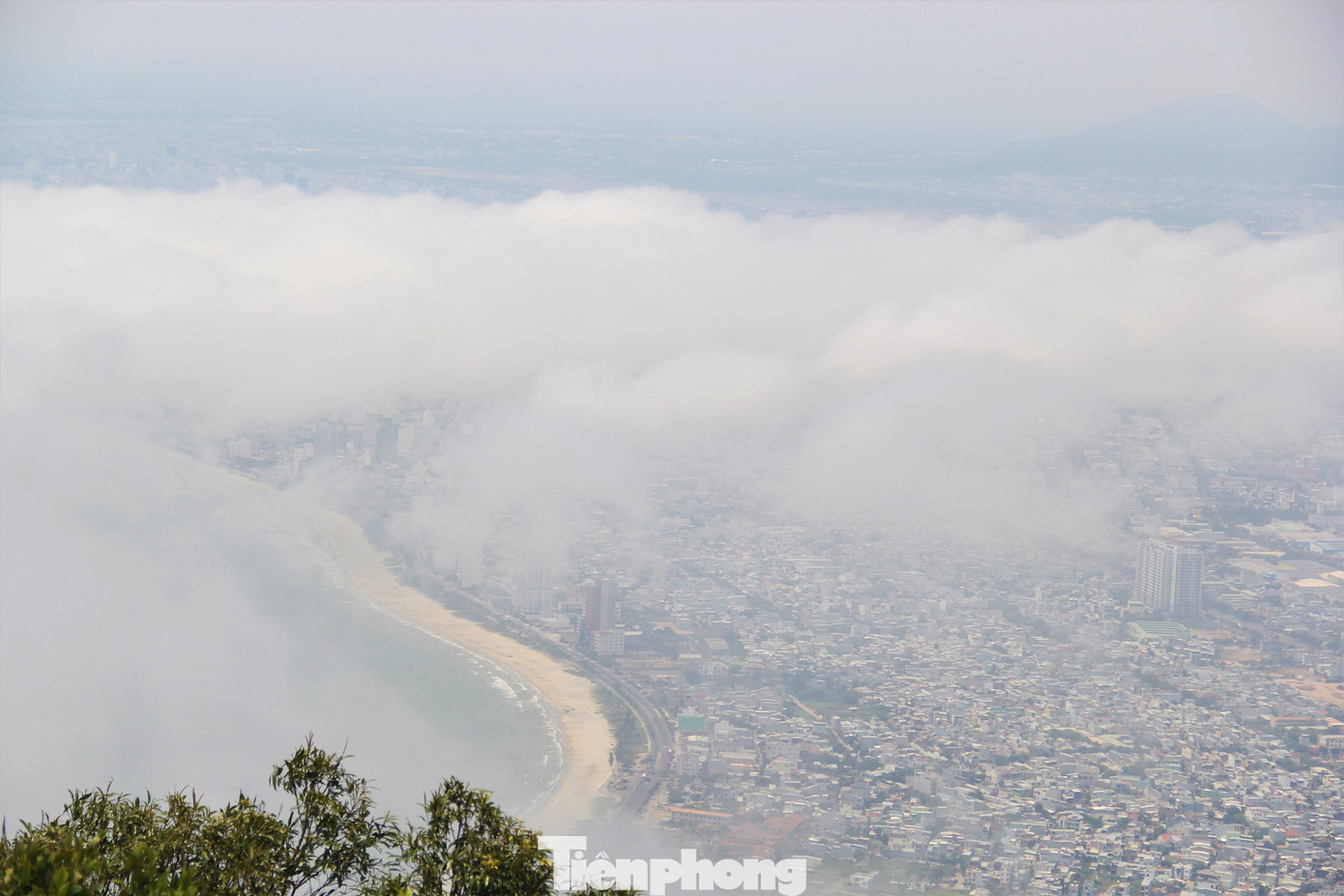 Một đoạn đường ven biển nhìn từ đỉnh Bàn Cờ. Những ngày nắng nhẹ, trời trong, mây ít du khách mới có thể quan sát được Đà Nẵng dưới kia.
