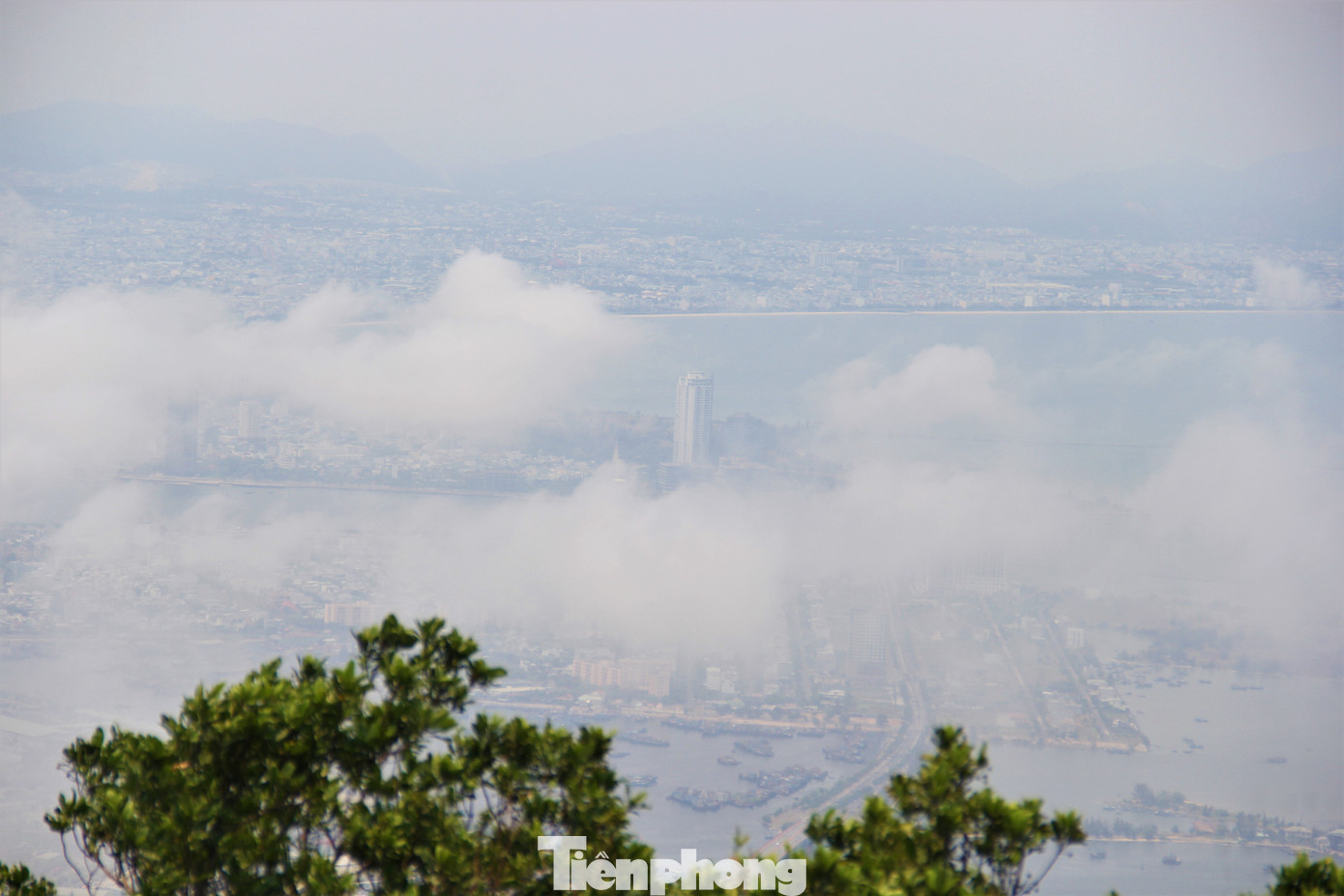 Bạn Nguyễn Thị Hoàng Anh (24 tuổi, quê Hà Nội) cho hay đỉnh Bàn Cờ là địa điểm mà nhóm của cô đã đưa vào lịch trình đầu tiên khi tới Đà Nẵng du lịch. “Không ngờ lên đây được ngắm nhìn Đà Nẵng trong sương, cảnh tượng huyền ảo, rất đẹp”, Hoàng Anh hài lòng.