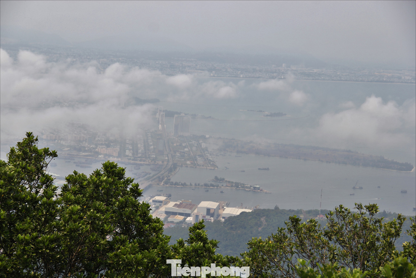 Trước đó, trong chuyến du lịch Đà Nẵng vào đầu tháng 3, tỷ phú Bill Gates cùng bạn gái đã chọn lưu trú tại một khu nghỉ dưỡng trên bán đảo Sơn Trà, sau đó lên đỉnh Bàn Cờ thưởng trà, ngắm cảnh vào chiều tối.