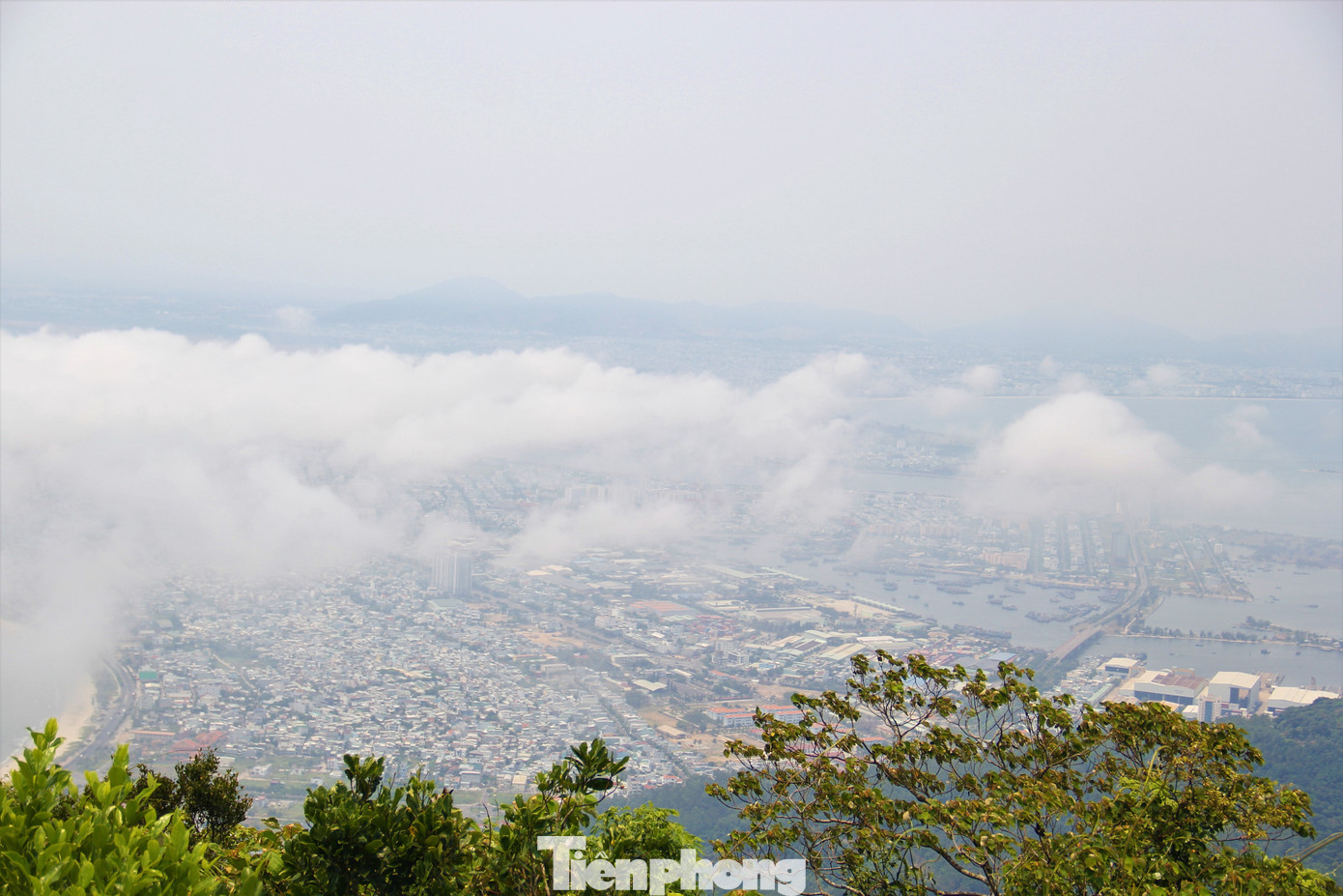 Đỉnh Bàn Cờ với độ cao gần 700 m so với mực nước biển, được coi là “nóc nhà của Đà Nẵng”. Đứng từ đây có thể ngắm nhìn bao quát thành phố, biển cả. Du khách thích thú khi thấy bức tranh thành phố được từ từ vén ra sau những màn sương.