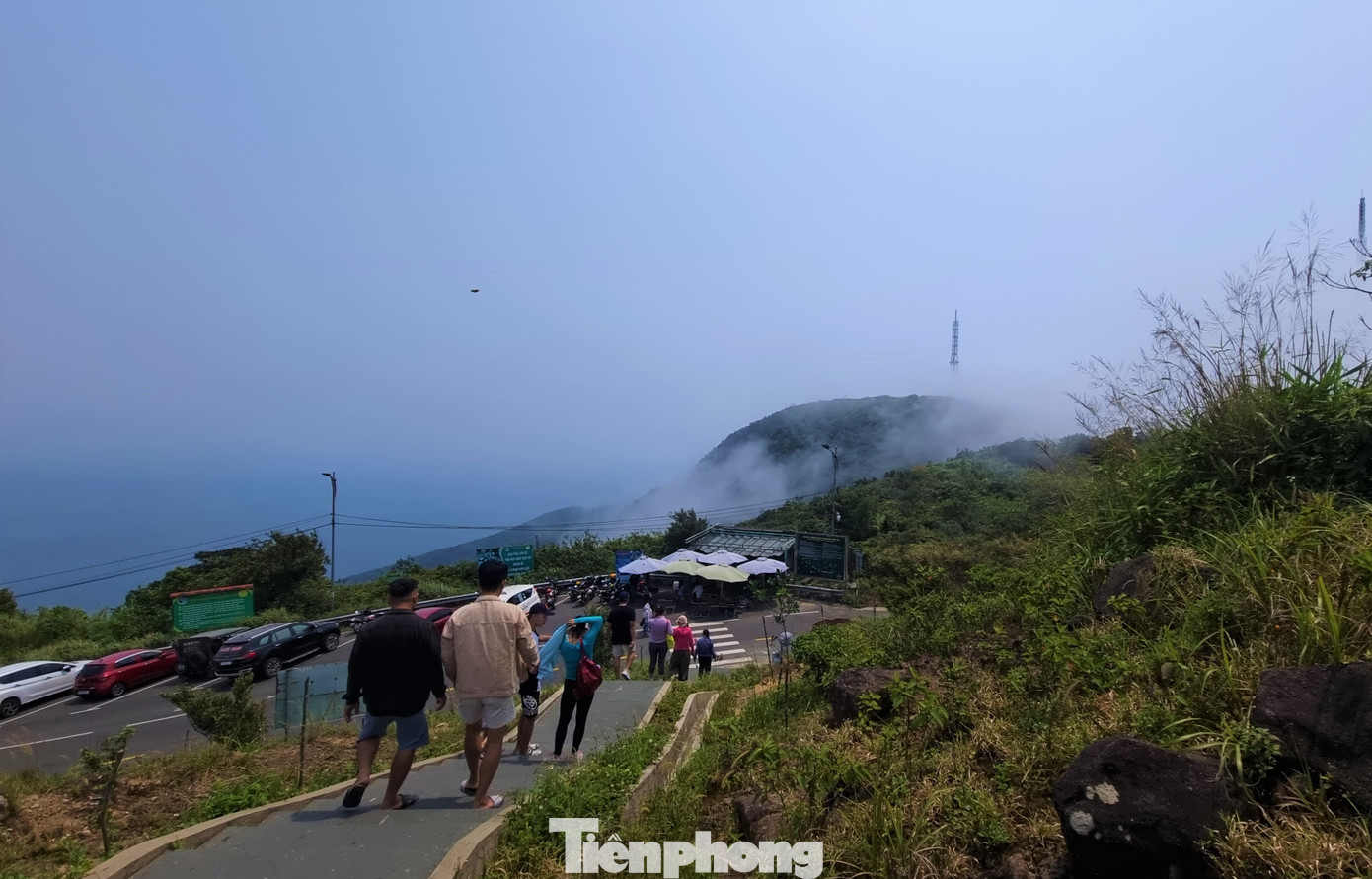 Du khách lên xuống đỉnh Bàn Cờ liên tục.