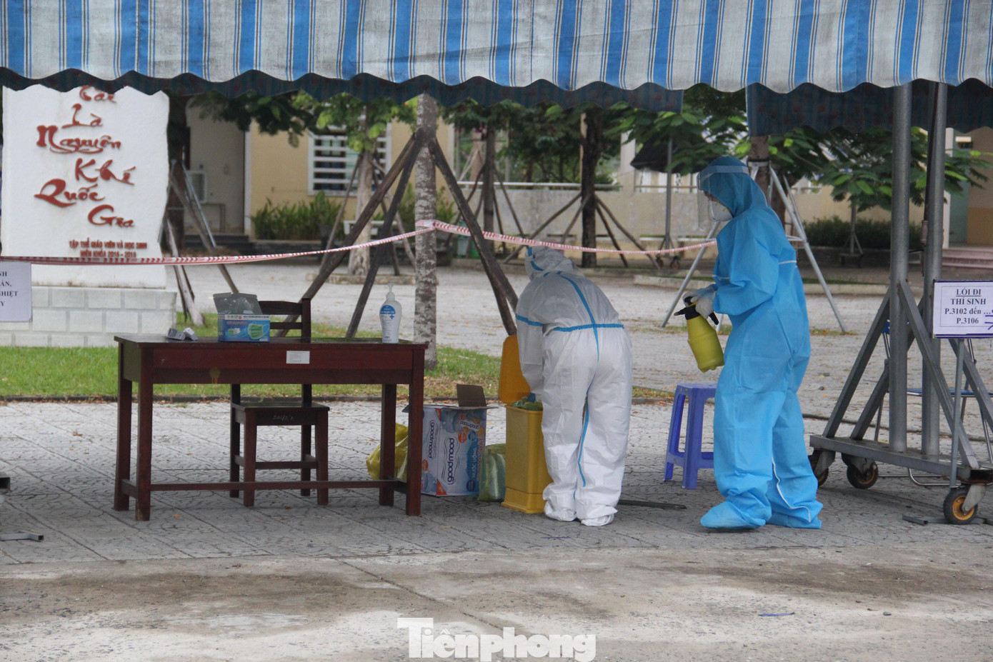 Những vật dụng thí sinh vứt bỏ được khử khuẩn ngay lập tức. Những vật dụng thí sinh vứt bỏ được khử khuẩn ngay lập tức.