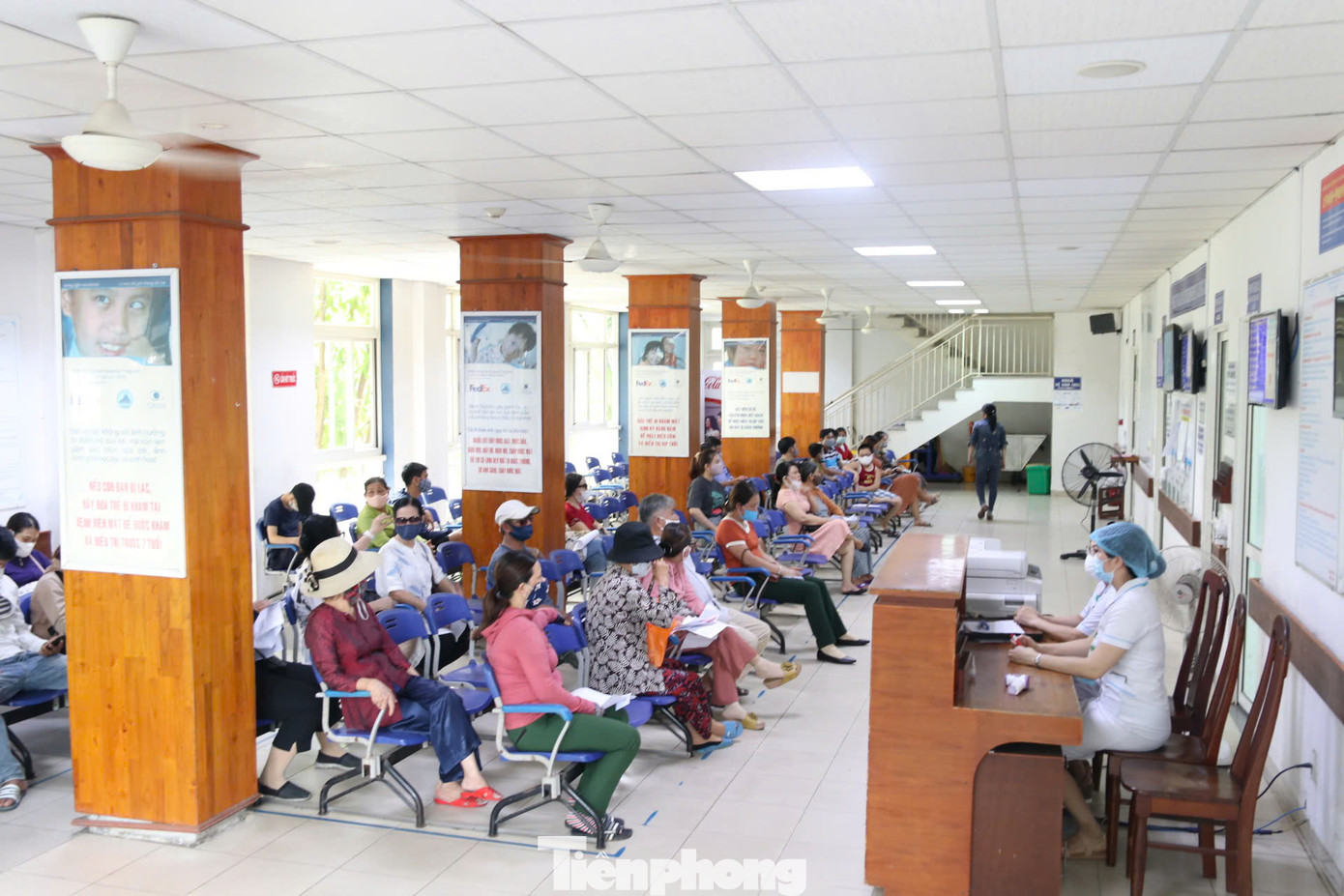 Bệnh nhân chờ khám bệnh tại Bệnh viện Mắt Đà Nẵng.