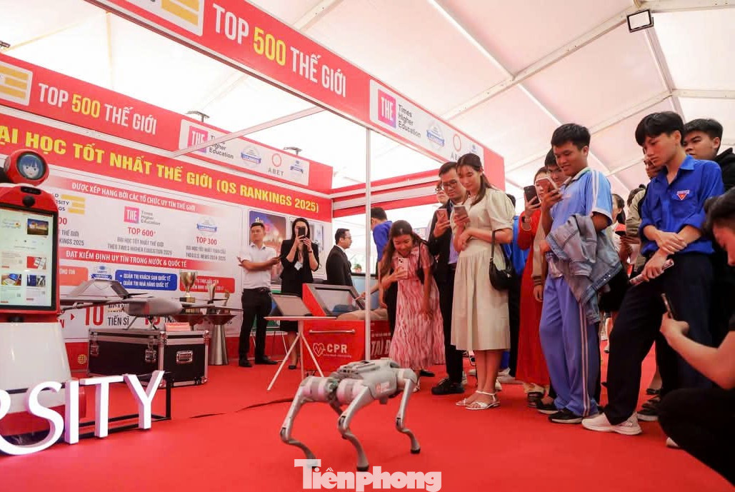 Rất đông bạn trẻ tìm đến để được tận mắt thấy chú chó AI. Nguyễn Đăng Cường (Trường Đại học CNTT&amp;TT Việt Hàn) chia sẻ rằng đã xem nhiều chú chó robot trên mạng và đây là lần đầu tiên gặp trực tiếp. “Mình rất ấn tượng với những tính năng, công nghệ được trang bị. Xem chú chó này mình có hứng thú hơn với khoa học, trí tuệ nhân tạo và mong một ngày sẽ được tham gia sáng tạo những sản phẩm công nghệ như vậy”, Cường bày tỏ.