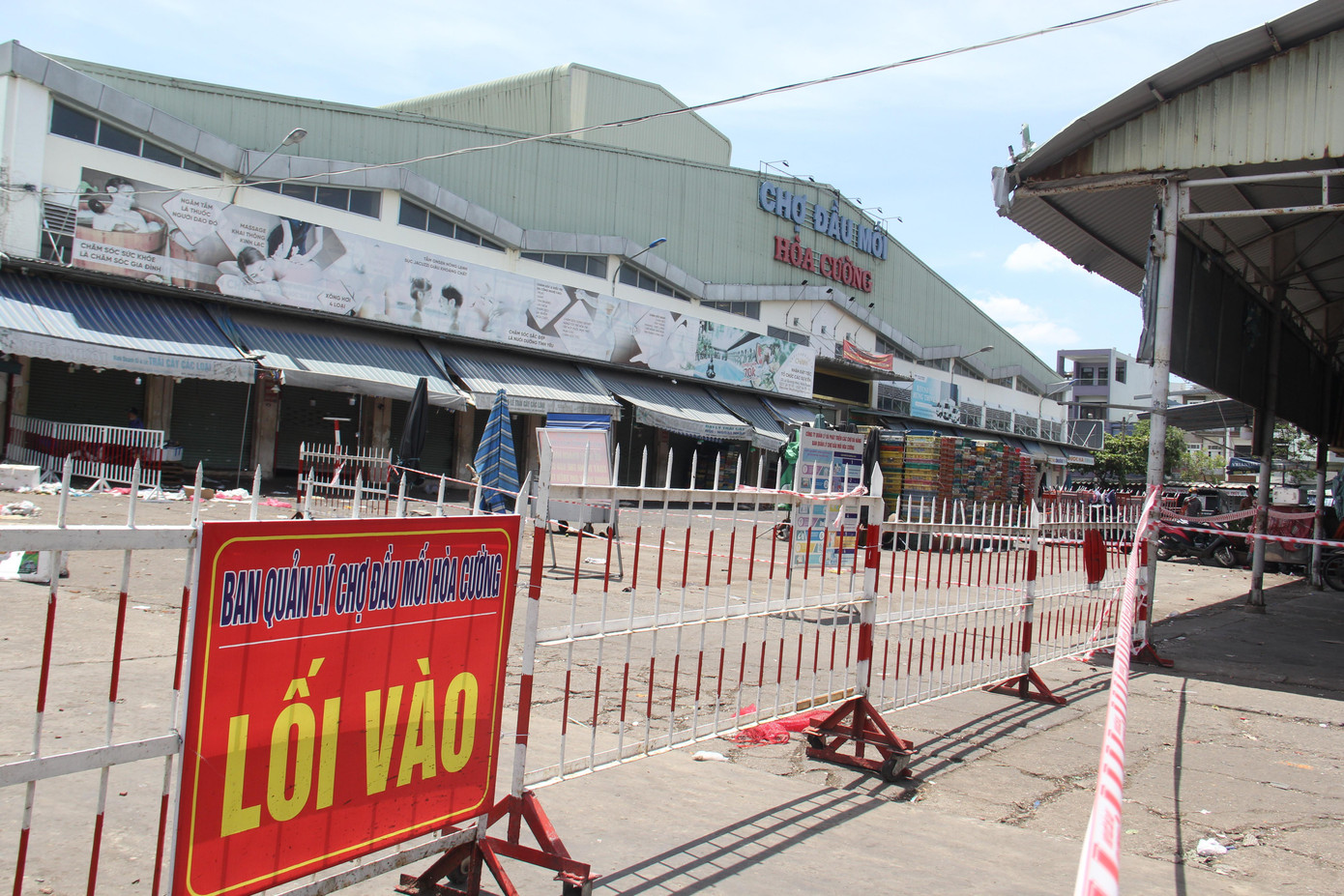 Các lối ra vào chợ đã được rào chắn, bảo vệ nghiêm ngặt. Ảnh: Thanh Trần. Các lối ra vào chợ đã được rào chắn, bảo vệ nghiêm ngặt. Ảnh: Thanh Trần.