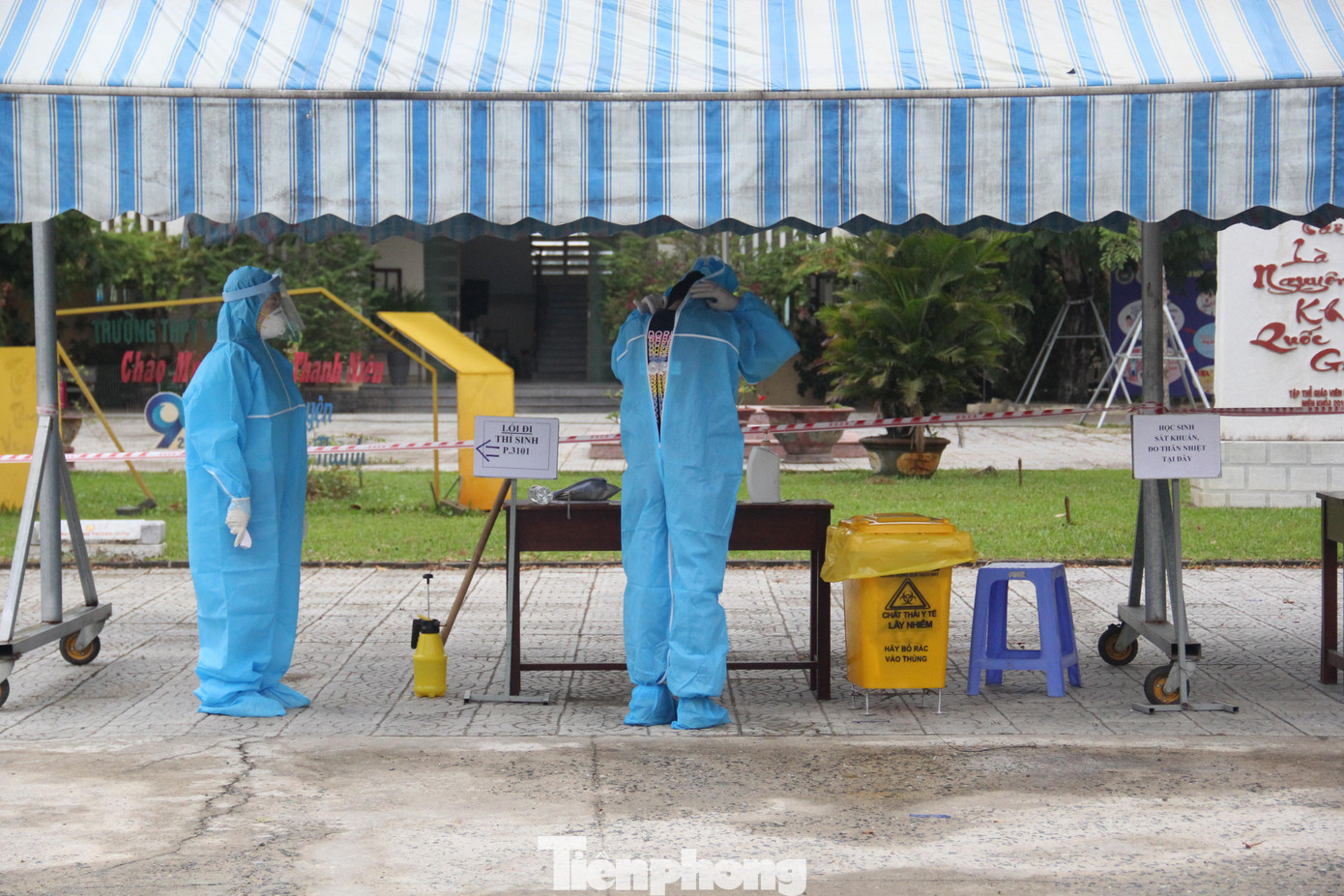 Nếu thí sinh có nhu cầu, lực lượng chức năng sẽ hỗ trợ thức ăn, nước uống, chỗ nghỉ ngơi… tại trường trong ngày thi cho các em. Nếu thí sinh có nhu cầu, lực lượng chức năng sẽ hỗ trợ thức ăn, nước uống, chỗ nghỉ ngơi… tại trường trong ngày thi cho các em.