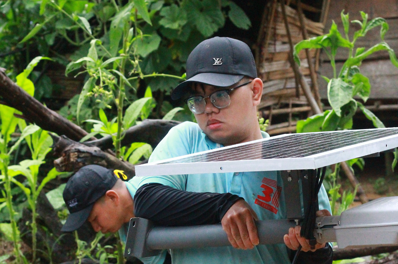 Anh Nguyễn Thang Lưng - Bí thư thôn 2B, xã Trà Tân chia sẻ, 2B là một trong những thôn còn nhiều khó khăn. Nơi đây chưa có sóng điện thoại, cũng chưa có nước sạch để sinh hoạt hằng ngày. Đến giờ, điện lưới quốc gia vẫn chưa kéo tới, bà con chủ yếu dùng đèn pin được sạc nhờ nguồn điện từ dưới xã để thắp sáng và đi lại. Vì vậy khi các bạn trẻ mang ánh sáng đến, cả thôn vui mừng khôn tả.