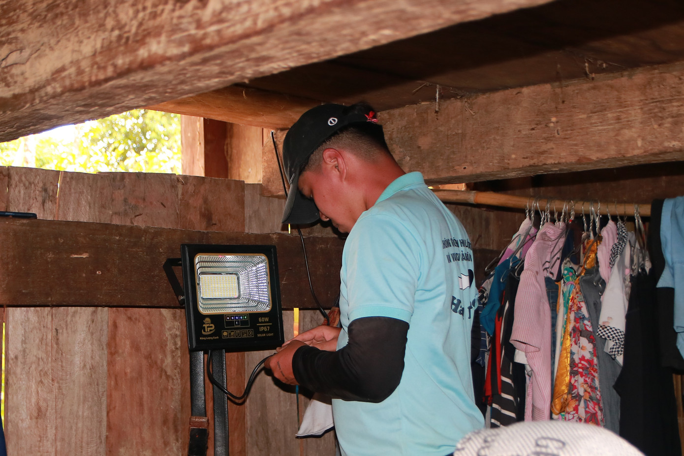 20 bộ điện năng lượng chiếu sáng trong nhà cũng được trao tặng các hộ gia đình.