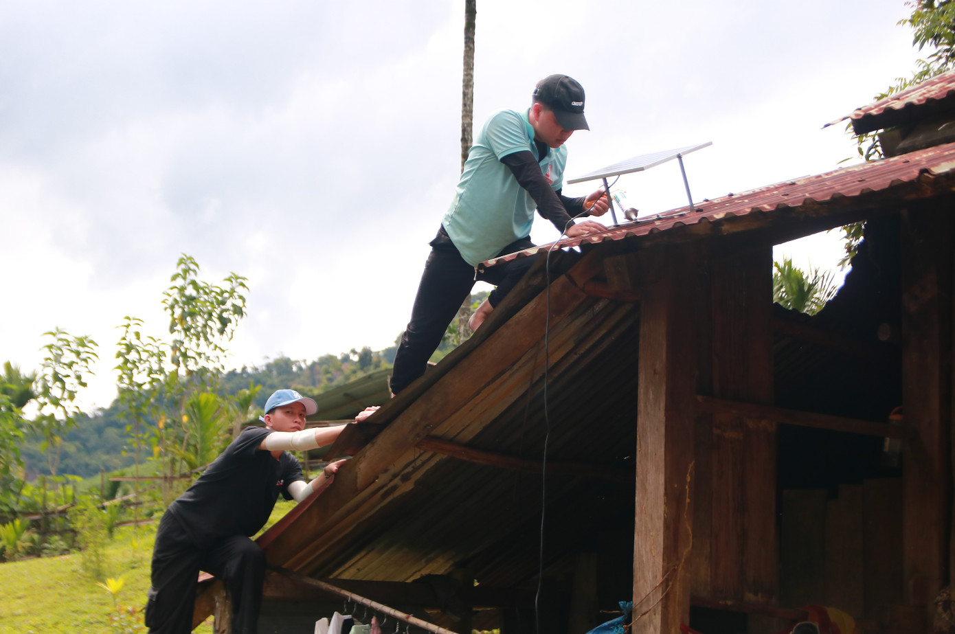 Anh Nguyễn Thang Lưng - Bí thư thôn 2B, xã Trà Tân chia sẻ, 2B là một trong những thôn còn nhiều khó khăn. Nơi đây chưa có sóng điện thoại, cũng chưa có nước sạch để sinh hoạt hằng ngày. Đến giờ, điện lưới quốc gia vẫn chưa kéo tới, bà con chủ yếu dùng đèn pin được sạc nhờ nguồn điện từ dưới xã để thắp sáng và đi lại. Vì vậy khi các bạn trẻ mang ánh sáng đến, cả thôn vui mừng khôn tả.
