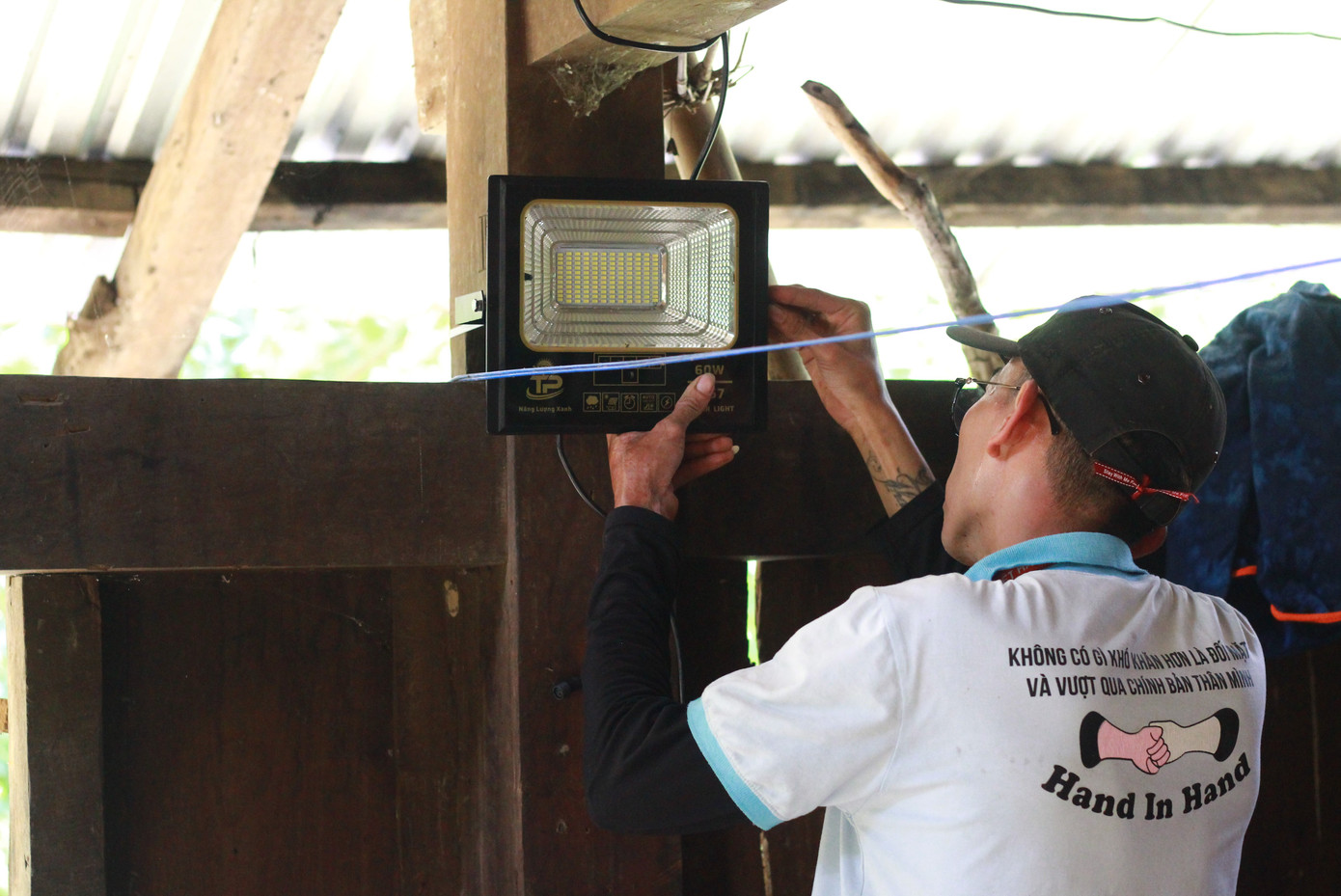 Anh Nguyễn Thang Lưng - Bí thư thôn 2B, xã Trà Tân chia sẻ, 2B là một trong những thôn còn nhiều khó khăn. Nơi đây chưa có sóng điện thoại, cũng chưa có nước sạch để sinh hoạt hằng ngày. Đến giờ, điện lưới quốc gia vẫn chưa kéo tới, bà con chủ yếu dùng đèn pin được sạc nhờ nguồn điện từ dưới xã để thắp sáng và đi lại. Vì vậy khi các bạn trẻ mang ánh sáng đến, cả thôn vui mừng khôn tả.