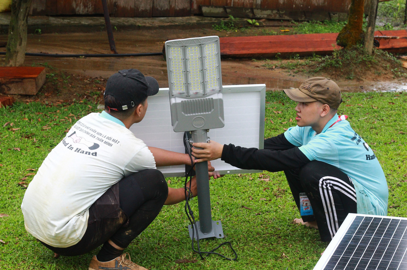 Anh Nguyễn Thang Lưng - Bí thư thôn 2B, xã Trà Tân chia sẻ, 2B là một trong những thôn còn nhiều khó khăn. Nơi đây chưa có sóng điện thoại, cũng chưa có nước sạch để sinh hoạt hằng ngày. Đến giờ, điện lưới quốc gia vẫn chưa kéo tới, bà con chủ yếu dùng đèn pin được sạc nhờ nguồn điện từ dưới xã để thắp sáng và đi lại. Vì vậy khi các bạn trẻ mang ánh sáng đến, cả thôn vui mừng khôn tả.