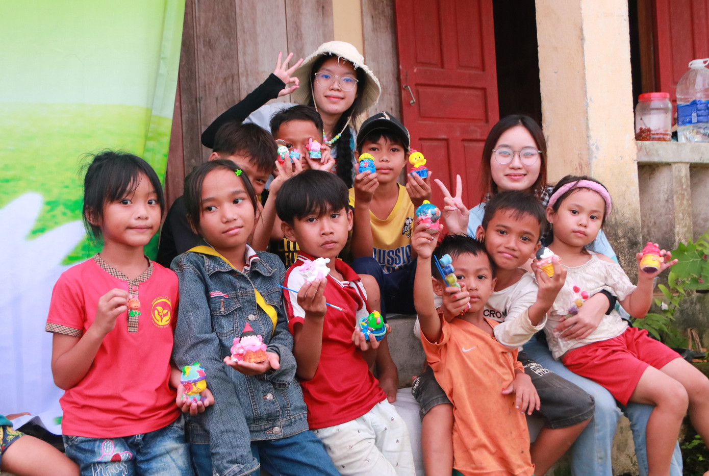 Các bạn trẻ còn dạy các em nhỏ vùng cao vệ sinh cá nhân như đánh răng, rửa mặt, rửa tay. Cùng các em tô tượng, cắt dán, vẽ tranh...