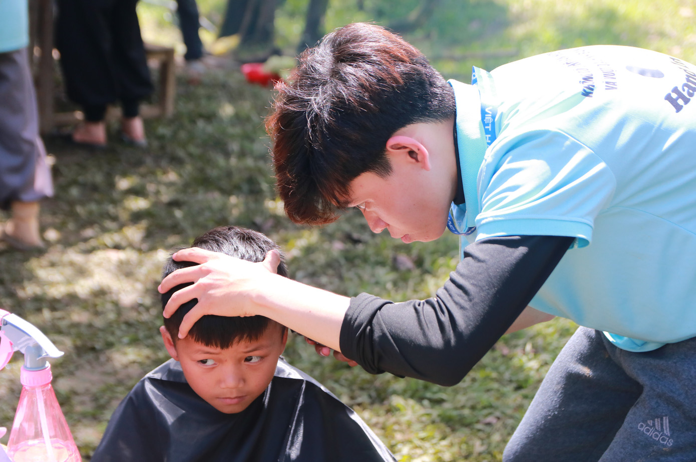 Các bạn trẻ còn dạy các em nhỏ vùng cao vệ sinh cá nhân như đánh răng, rửa mặt, rửa tay. Cùng các em tô tượng, cắt dán, vẽ tranh...