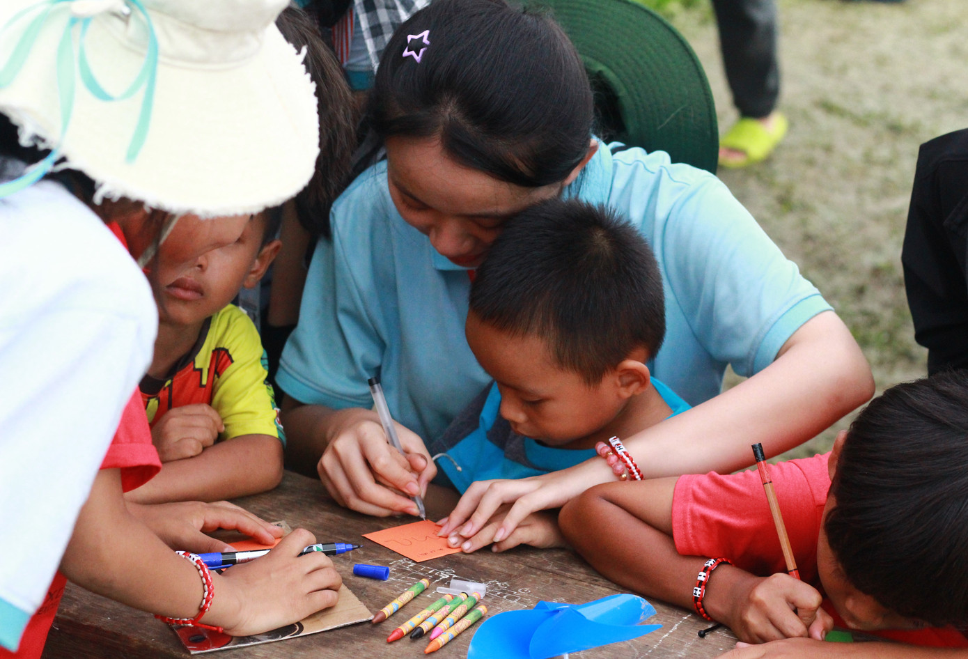 Các bạn trẻ còn dạy các em nhỏ vùng cao vệ sinh cá nhân như đánh răng, rửa mặt, rửa tay. Cùng các em tô tượng, cắt dán, vẽ tranh...