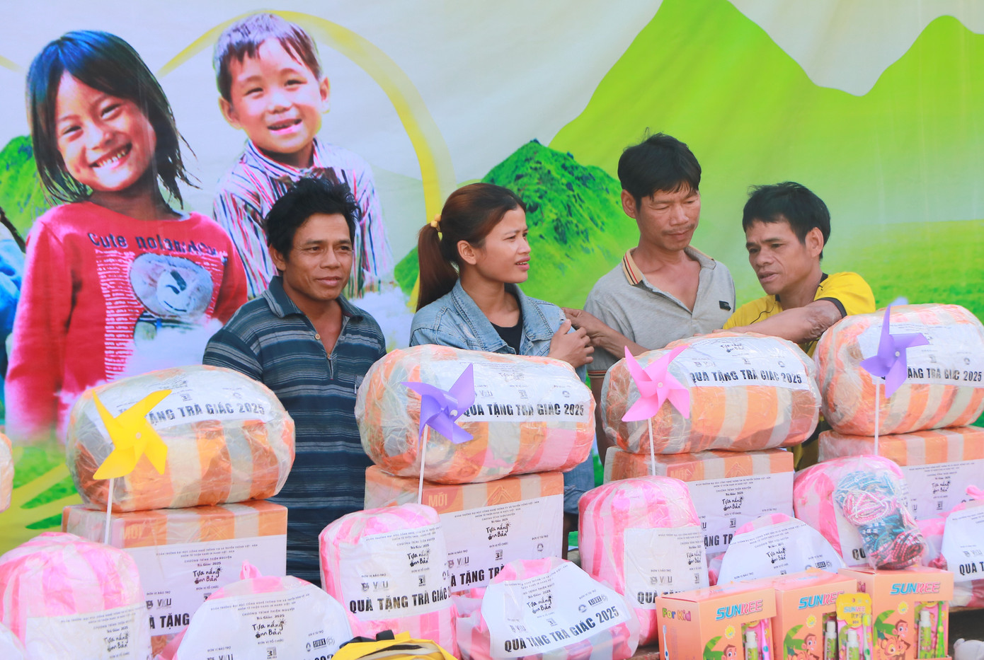 Các bạn trẻ còn trao tặng hàng trăm phần quà là nông cụ, quần áo, nhu yếu phẩm... cho bà con. &quot;Chúng tôi rất cảm kích khi mọi người băng rừng lội suối lên đây, đem các phần quà trao tặng bà con. Xin được cám ơn mọi người rất nhiều&quot;, anh Lưng bày tỏ.