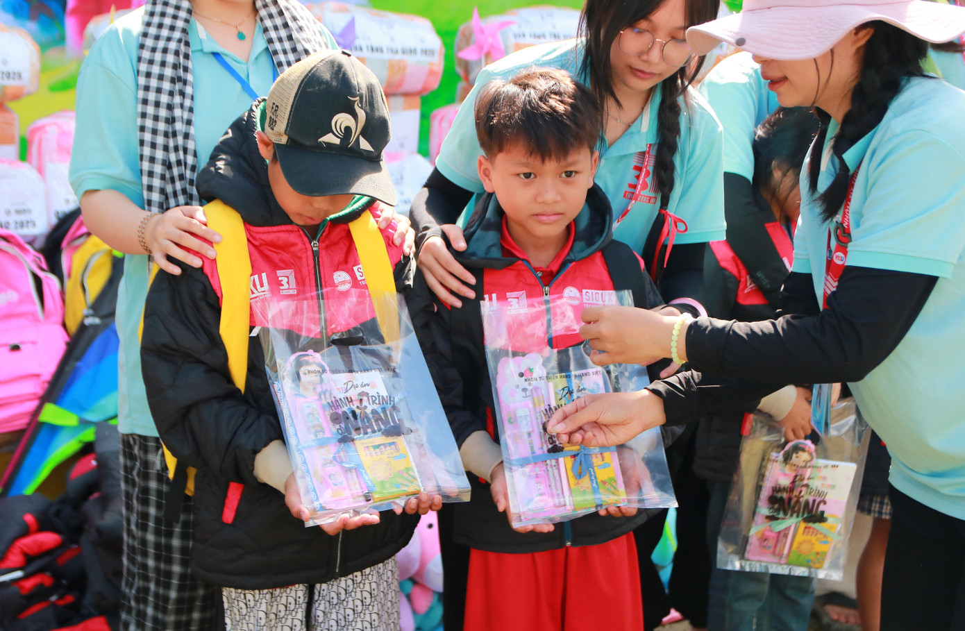 Vui nhất là các em nhỏ khi nhận được rất nhiều áo ấm, cặp sách, đồ dùng học tập.