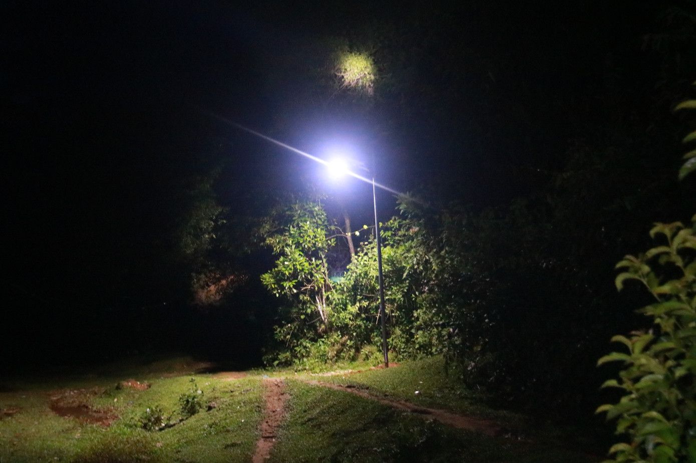 Nhờ sự nỗ lực, thấu hiểu của các bạn trẻ, thôn làng của bà con Ca Dong giữa đại ngàn đã được thắp sáng.