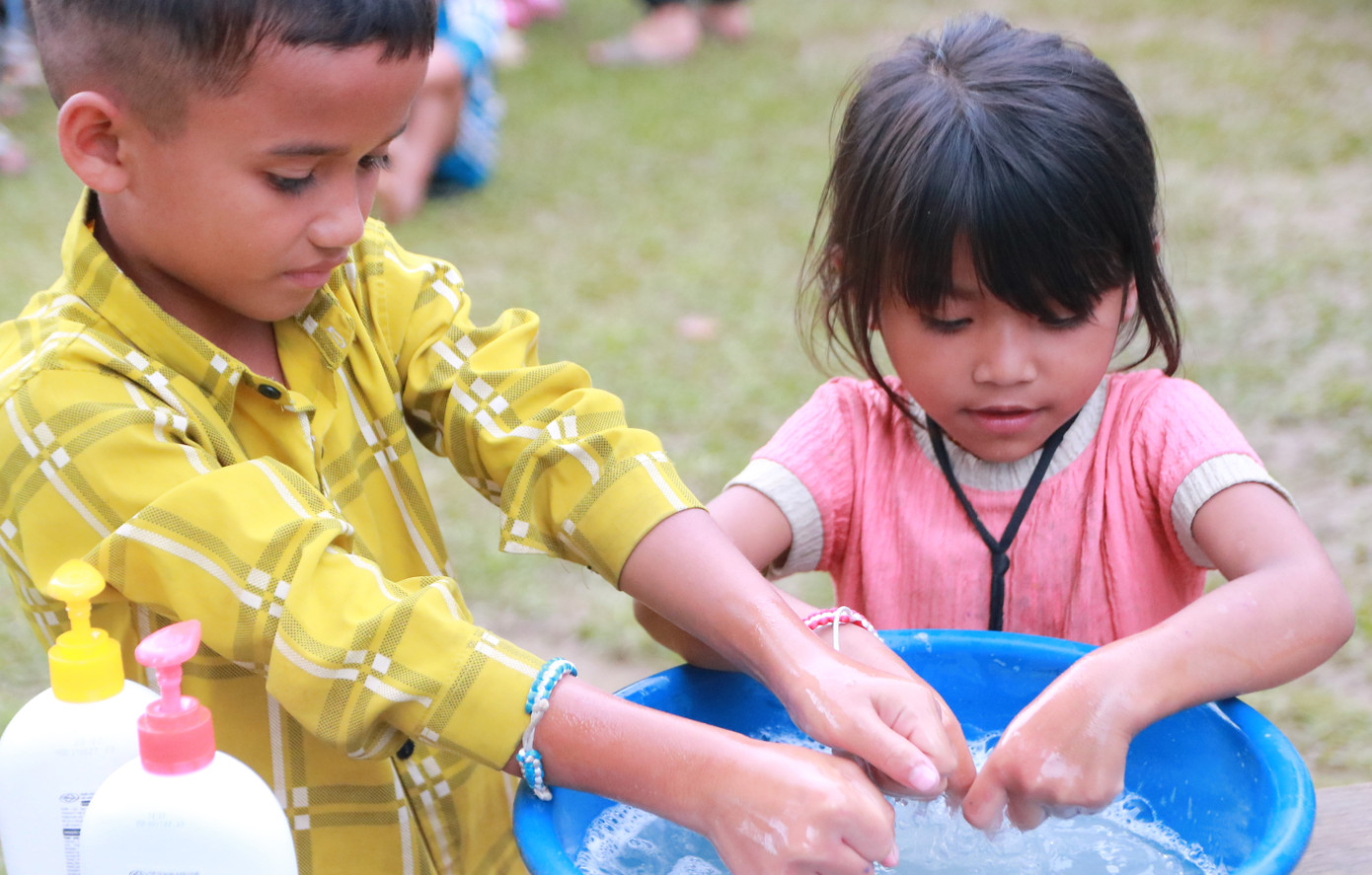 Các bạn trẻ còn dạy các em nhỏ vùng cao vệ sinh cá nhân như đánh răng, rửa mặt, rửa tay. Cùng các em tô tượng, cắt dán, vẽ tranh...