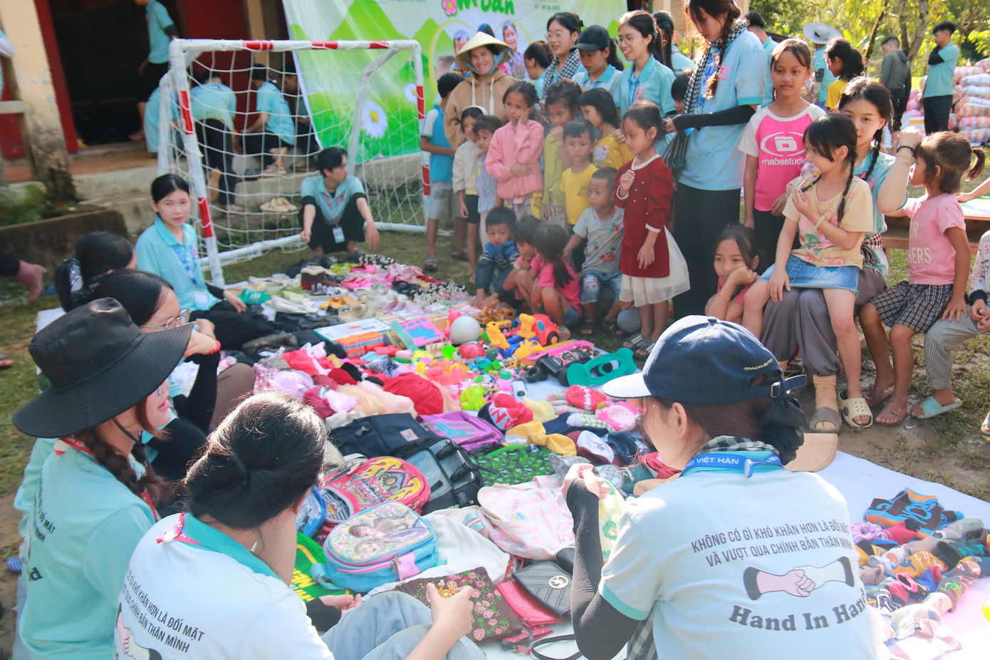 Vui nhất là các em nhỏ khi nhận được rất nhiều áo ấm, cặp sách, đồ dùng học tập.