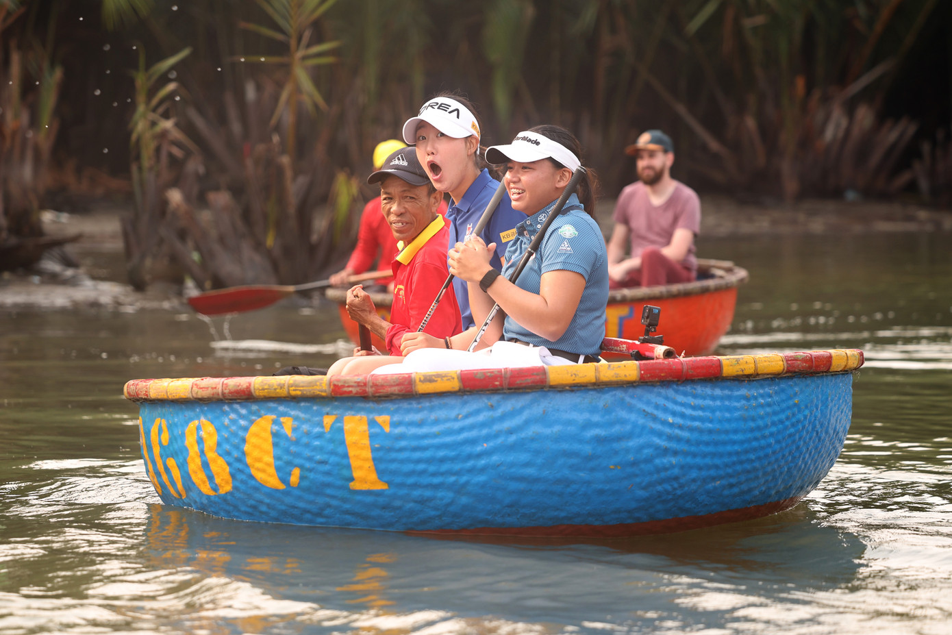 Golfer tròn mắt trước vẻ đẹp của rừng dừa.