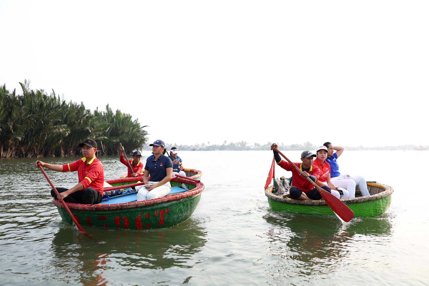 Các golfer nữ trải nghiệm đi thuyền thúng trong rừng dừa. Rừng dừa có tên Bảy Mẫu do ngày trước, người dân ở Cẩm Thanh mang giống dừa từ miền Nam về trồng được bảy mẫu. Dừa lớn nhanh, phát triển ra rộng lớn, giờ “Bảy Mẫu” đã thành trăm mẫu. Ảnh: The R&amp;A.