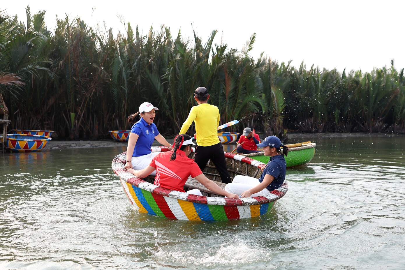 Không chỉ có cảnh quan đặc biệt như một miền Tây thu nhỏ, du khách còn cực kỳ thích thú khi được chơi trò ngoáy thúng. Chiếc thúng được xoay tròn chầm chậm rồi nhanh dần lên cho đến khi du khách cảm giác như đang chơi những trò siêu tốc, hò reo phấn khích.