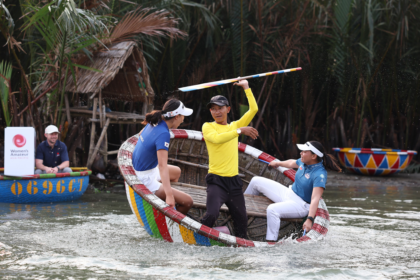 Nhiều pha ngoáy thúng tưởng chừng như "quăng" du khách xuống nước, nhưng với kỹ thuật điêu luyện, người chèo thúng luôn đảm bảo an toàn. “Đó là trải nghiệm hoàn toàn mới đối với tôi, thật sự rất hồi hộp nhưng thực sự thú vị. Phong cảnh ở rừng dừa tuyệt đẹp, du khách nên đến thử một lần”, Achiraya Sriwong (golfer Thái Lan) bày tỏ.