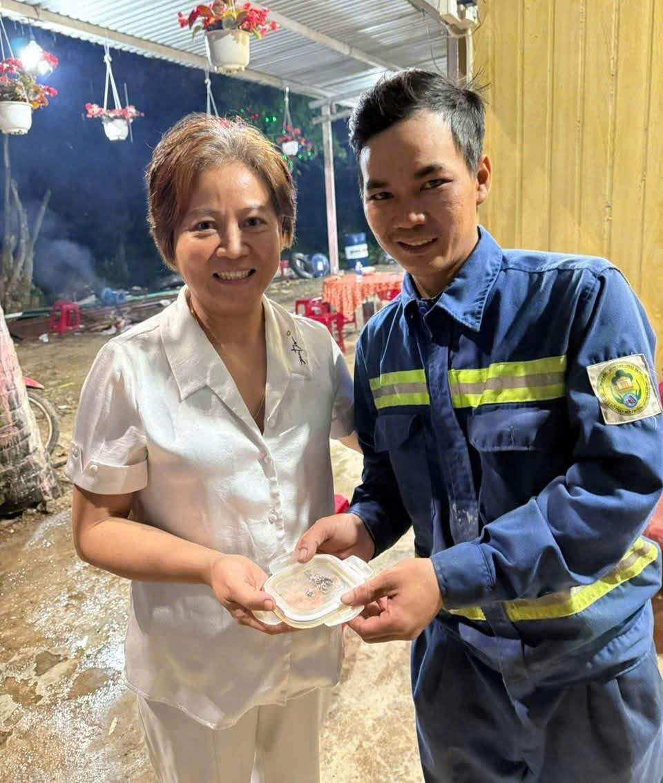 Trang sức hơn 1 tỷ đồng của chị H. được tìm lại từ bãi rác trong đêm giao thừa. Trang sức hơn 1 tỷ đồng của chị H. được tìm lại từ bãi rác trong đêm giao thừa.