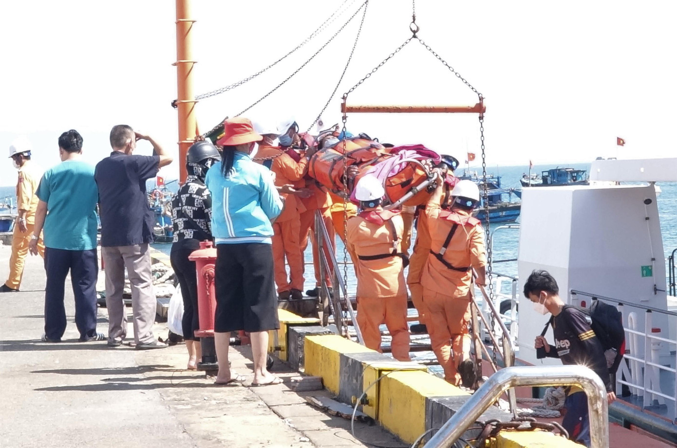 Thuyền viên được đưa vào bờ an toàn chiều 24/3. Thuyền viên được đưa vào bờ an toàn chiều 24/3.