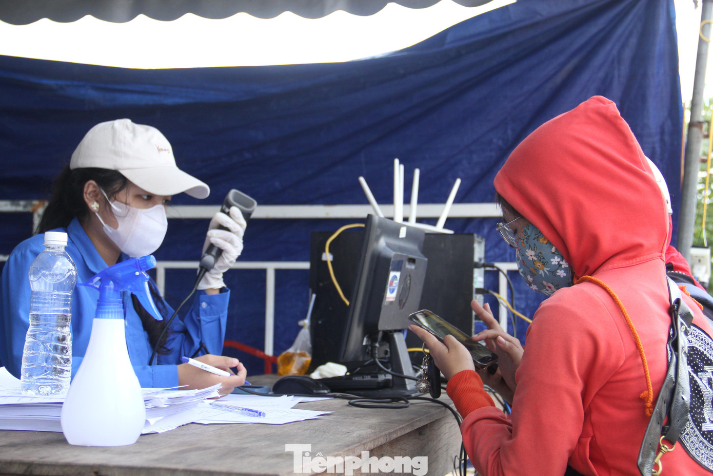 Đồng thời, phải có đơn có xác nhận của UBND xã, phường, thị trấn là đang tạm trú tại địa phương và địa phương đó không có dịch.