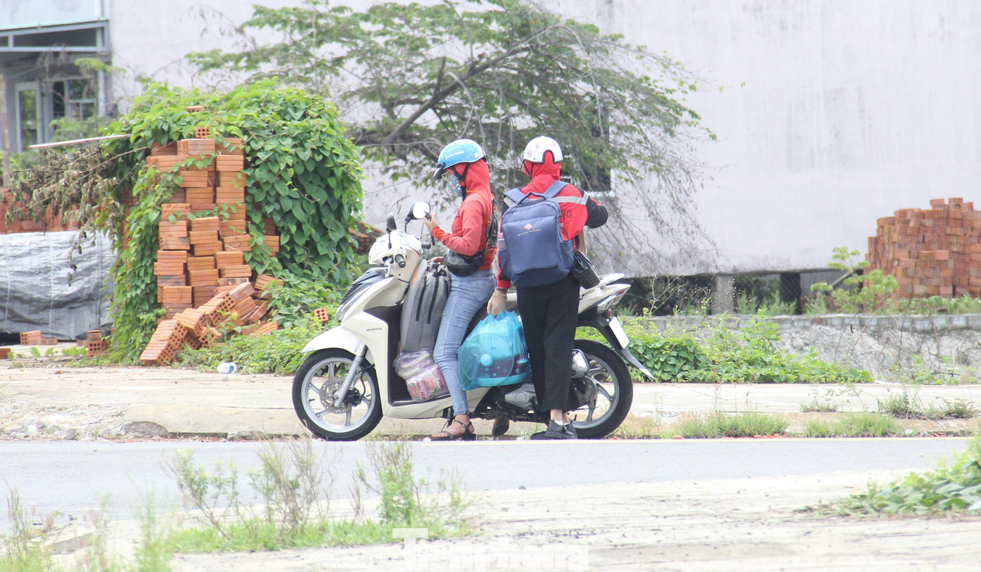 Tại chốt kiểm soát Trạm CSGT cửa ô Hòa Phước, phần lớn các giáo viên, gia đình học sinh chạy xe máy trở về Đà Nẵng. Ai cũng lỉnh kỉnh hành lý.