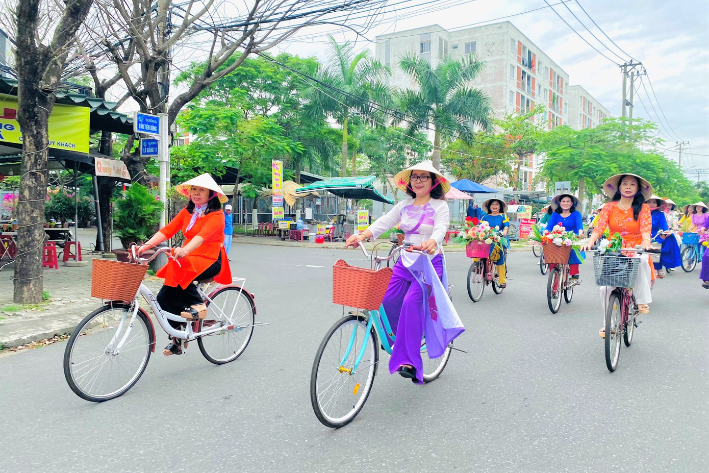 Đoàn diễu hành đi qua các tuyến đường trên địa bàn phường Hòa Xuân, quận Cẩm Lệ.