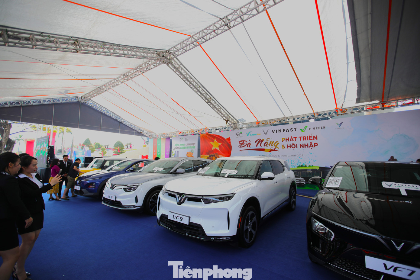 Gian hàng Vingroup gây ấn tượng mạnh và thu hút đông đảo khách tham quan khi trưng bày và tổ chức lái thử tất cả các dòng ô tô điện thông minh VinFast đang gây sốt trên thị trường gồm VF 3, VF 5, VF 6, VF 7, VF 8 và VF 9. Ngoài ra, các thương hiệu khác trong hệ sinh thái như Vinpearl, GSM, V-Green, Green Future (GF) cũng mang đến triển lãm những sản phẩm, dịch vụ nổi bật. Gian hàng Vingroup gây ấn tượng mạnh và thu hút đông đảo khách tham quan khi trưng bày và tổ chức lái thử tất cả các dòng ô tô điện thông minh VinFast đang gây sốt trên thị trường gồm VF 3, VF 5, VF 6, VF 7, VF 8 và VF 9. Ngoài ra, các thương hiệu khác trong hệ sinh thái như Vinpearl, GSM, V-Green, Green Future (GF) cũng mang đến triển lãm những sản phẩm, dịch vụ nổi bật.