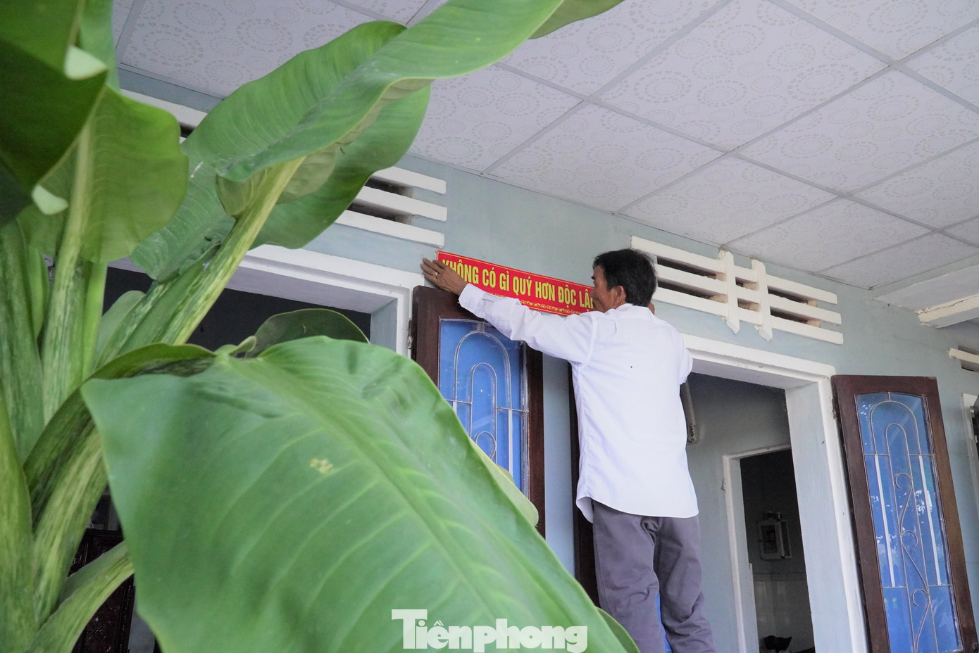 “Ngày xưa cha ông mình chiến đấu, hy sinh cũng vì 4 chữ này. Mình đang sống trong độc lập, tự do được đổi bằng máu xương của thế hệ trước. Vậy thì phải trân trọng, biết ơn nền độc lập, tự do này”, ông Thiệt nói. Ảnh: Thanh Hiền.