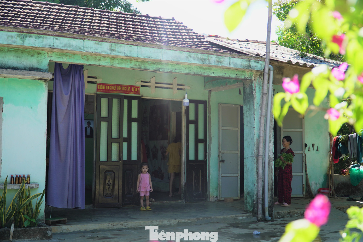 Câu khẩu hiệu “Không có gì quý hơn độc lập, tự do” trên khắp mọi nhà. Với bà con, đó còn là niềm tự hào khi được sống trong một đất nước hoàn toàn độc lập, tự do. Ảnh: Thanh Hiền.